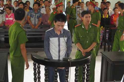 Bố hiếp dâm, gây dị tật vùng kín người yêu tại mộ con