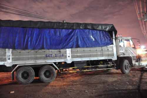 Mẹ khóc ngất khi con gái 7 tuổi bị xe tải cán chết