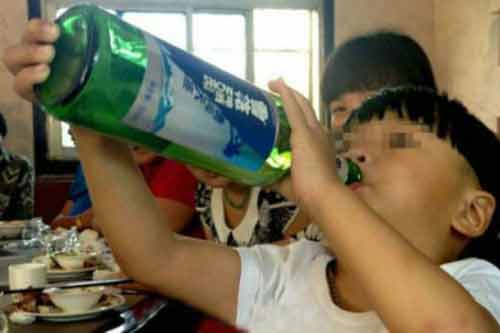 Xôn xao về cậu bé 2 tuổi uống rượu giỏi hơn uống sữa Xôn xao về cậu bé 2 tuổi uống rượu giỏi hơn uống sữa