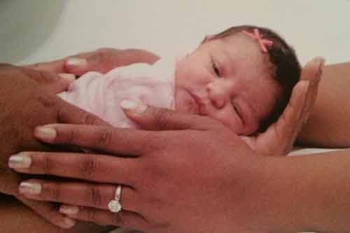 Kinh hãi cô dâu gắn em bé sơ sinh vào đuôi váy cưới Kinh hãi cô dâu gắn em bé sơ sinh vào đuôi váy cưới