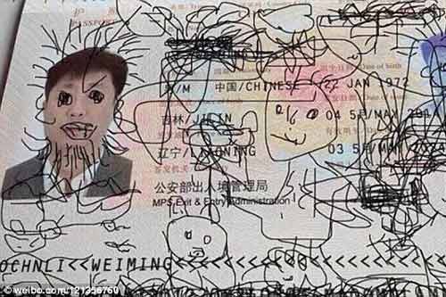 Gia đình Trung Quốc bị kẹt ở sân bay vì con vẽ bậy lên hộ chiếu