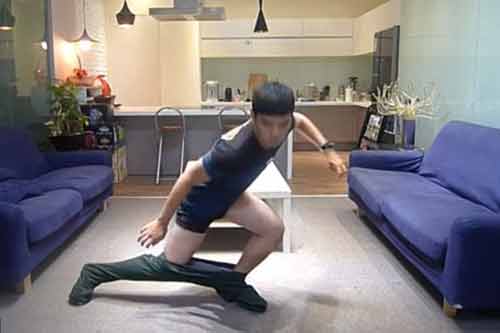 Video chàng trai mặc quần không cần dùng tay gây sốt