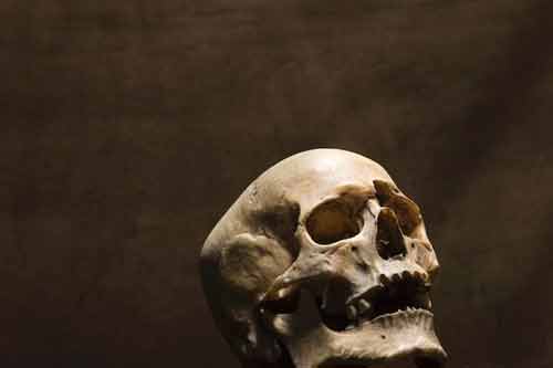 Cô gái ăn và ngủ bên xác người mẹ quá cố suốt 3 năm Cô gái ăn và ngủ bên xác người mẹ quá cố suốt 3 năm