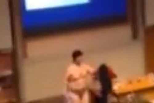 Giáo sư đại học cởi đồ khỏa thân ngay trước mặt các sinh viên