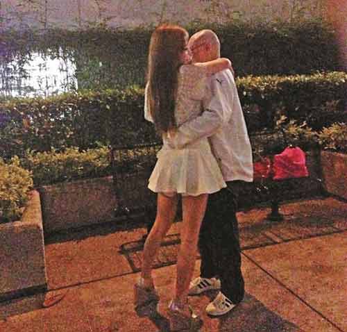 Đại gia 78 tuổi thản nhiên âu yếm bồ trẻ trong công viên