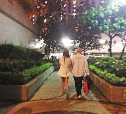 Đại gia 78 tuổi thản nhiên âu yếm bồ trẻ trong công viên