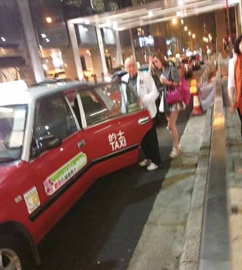 Đại gia 78 tuổi thản nhiên âu yếm bồ trẻ trong công viên