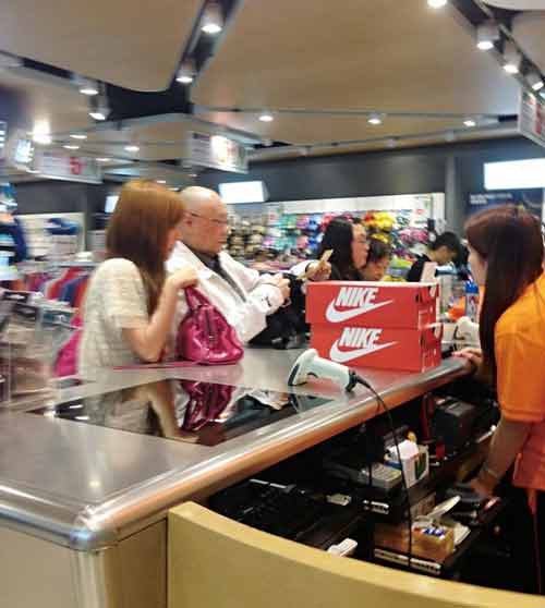 Đại gia 78 tuổi thản nhiên âu yếm bồ trẻ trong công viên