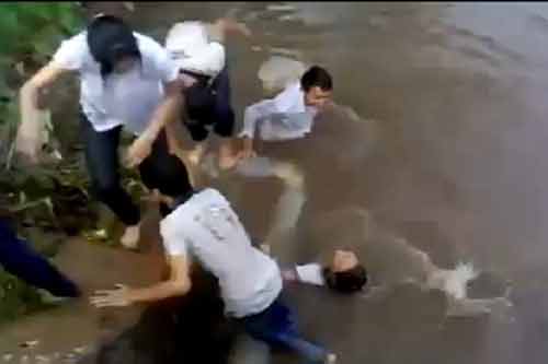 Dân mạng xôn xao trước clip nhóm nam nữ ném bạn xuống mương