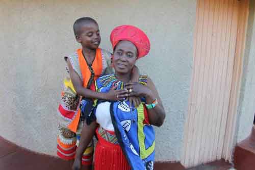 Kỳ quái đám cưới của cậu bé 9 tuổi với phụ nữ 62 tuổi