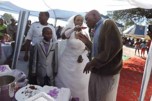 Kỳ quái đám cưới của cậu bé 9 tuổi với phụ nữ 62 tuổi