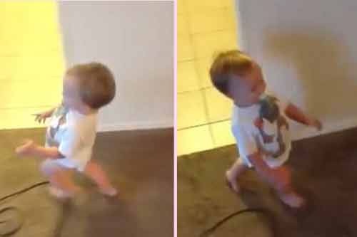 Clip: Em bé đáng yêu bắt chước dáng đi của mẹ bầu 8 tháng