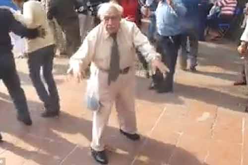 Clip: Cụ ông quẳng cả gậy, nhảy Clip: Cụ ông quẳng cả gậy, nhảy