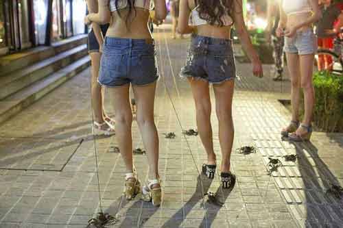 Dàn chân dài mặc hở hang dắt cua đi dạo phố Dàn chân dài mặc hở hang dắt cua đi dạo phố