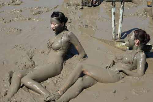 Loạt người đẹp du lịch Trung Quốc “sexy” trong lễ hội tắm bùn
