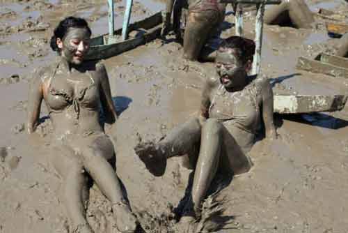 Loạt người đẹp du lịch Trung Quốc “sexy” trong lễ hội tắm bùn