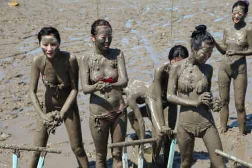 Loạt người đẹp du lịch Trung Quốc “sexy” trong lễ hội tắm bùn