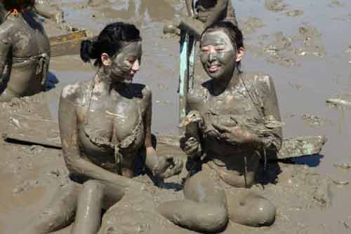 Loạt người đẹp du lịch Trung Quốc “sexy” trong lễ hội tắm bùn