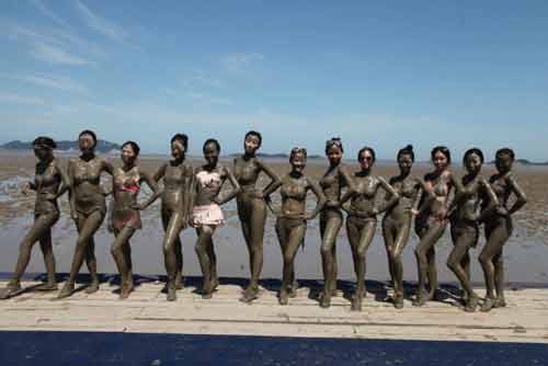 Loạt người đẹp du lịch Trung Quốc “sexy” trong lễ hội tắm bùn