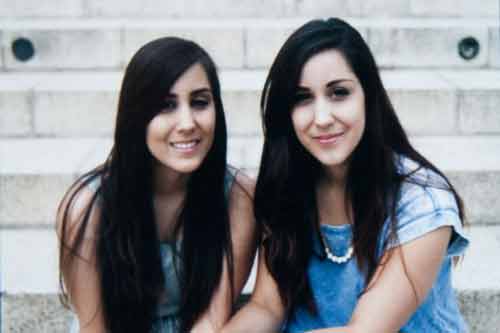 Chị em sinh đôi cùng làm bác sĩ tại một bệnh viện