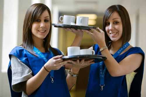 Chị em sinh đôi cùng làm bác sĩ tại một bệnh viện