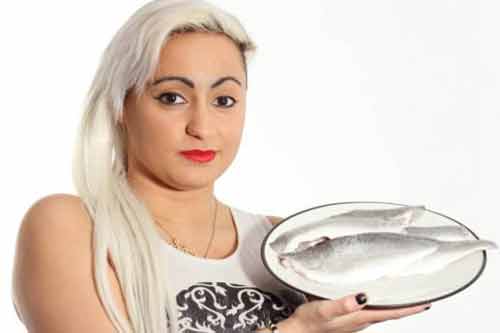 Mắc chứng bệnh hiếm khiến cô ca sĩ trẻ bốc mùi như cá thối