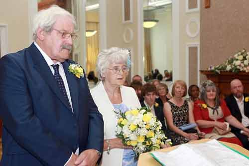 Cụ ông, cụ bà tổ chức đám cưới 42 năm nhận lời cầu hôn