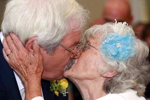 Cụ ông, cụ bà tổ chức đám cưới 42 năm nhận lời cầu hôn