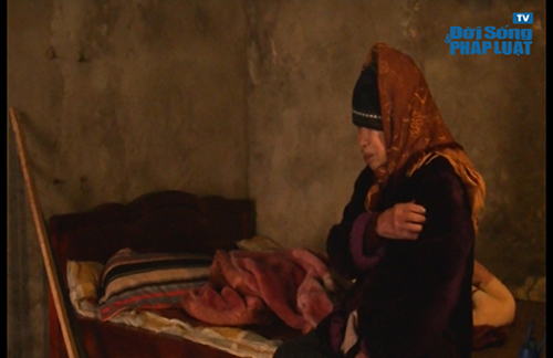 Clip: Thực hư chuyện cụ già 90 nằm co quắp trong manh chiếu rách