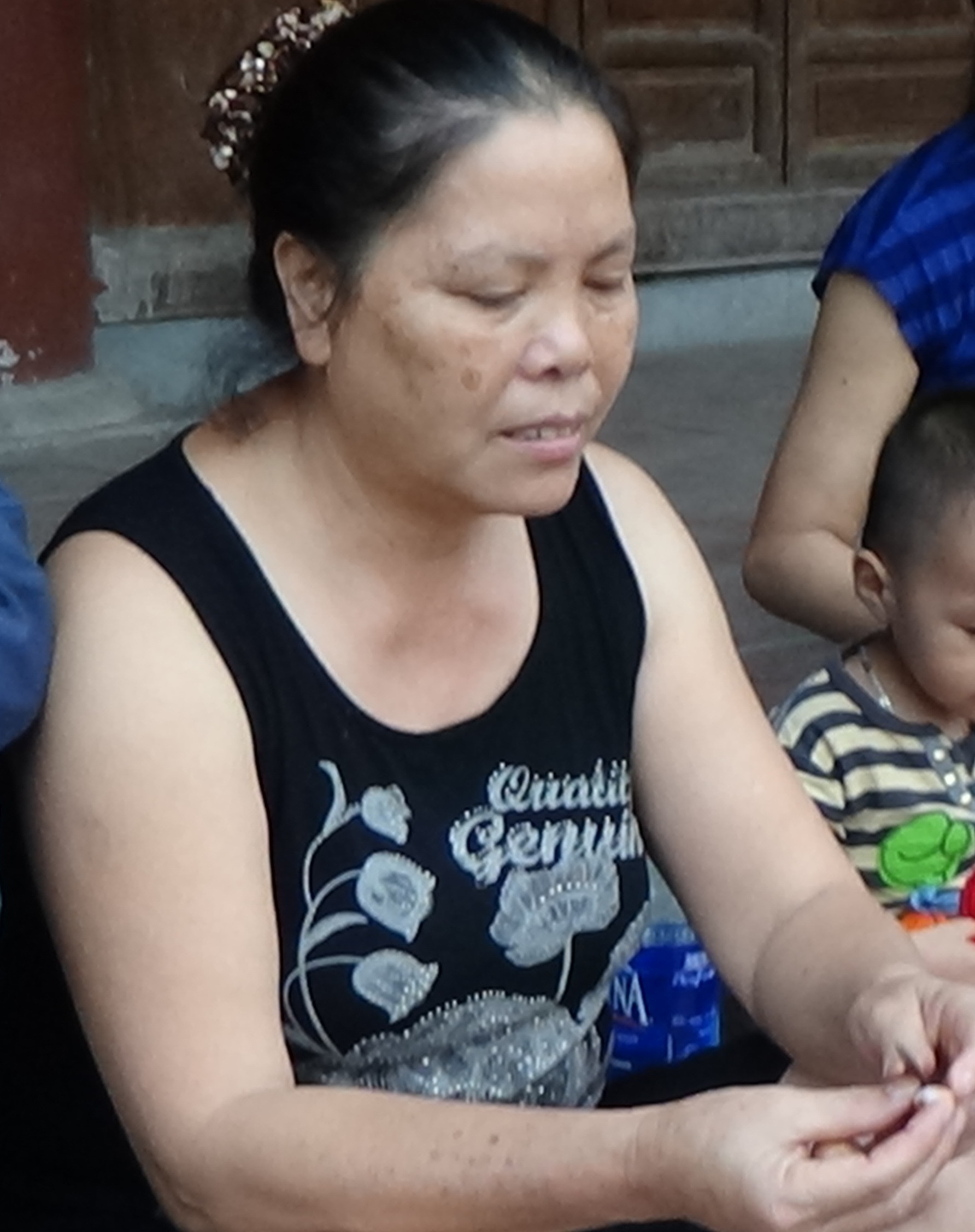 Người mẹ bị bắt vào bệnh viện tâm thần vì nhốt con trong “cũi”