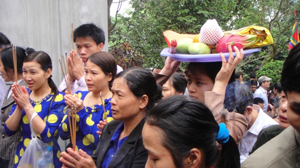 Toát mồ hôi nhích từng bước ở lễ hội Đền Hùng