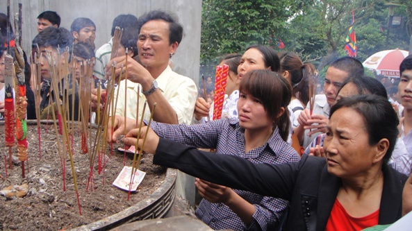 Toát mồ hôi nhích từng bước ở lễ hội Đền Hùng