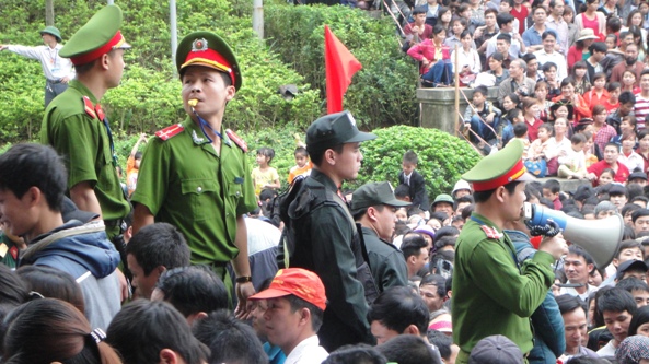 Toát mồ hôi nhích từng bước ở lễ hội Đền Hùng