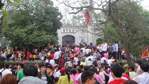 Toát mồ hôi nhích từng bước ở lễ hội Đền Hùng