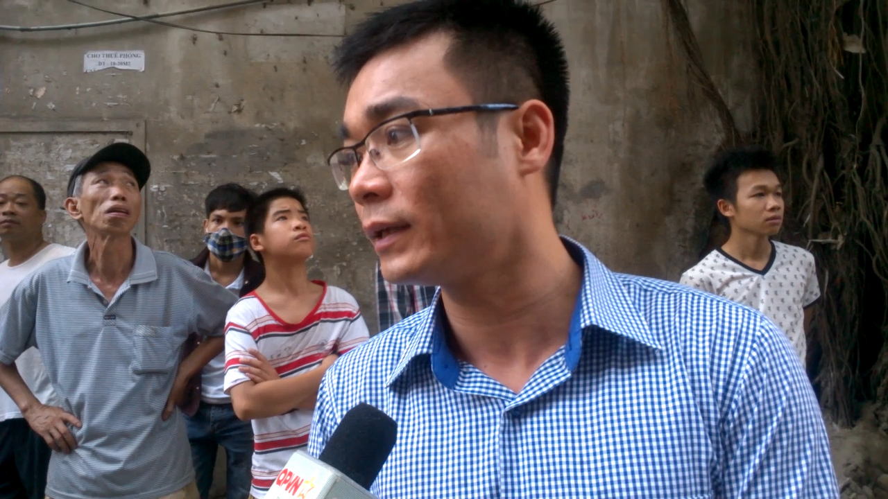 Cột điện bốc cháy dữ dội, cả khu phố náo loạn