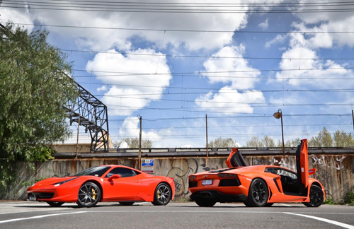 Bò tót Lamborghini Aventador đọ sắc cùng Ferrari 458 Italia-01