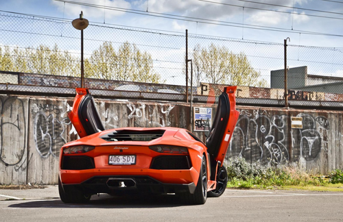 Bò tót Lamborghini Aventador đọ sắc cùng Ferrari 458 Italia-06