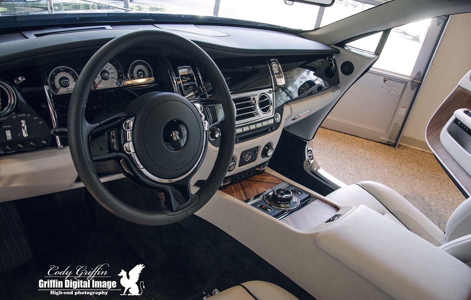 Rolls-Royce Wraith “độc” trong bộ cánh lạ-04