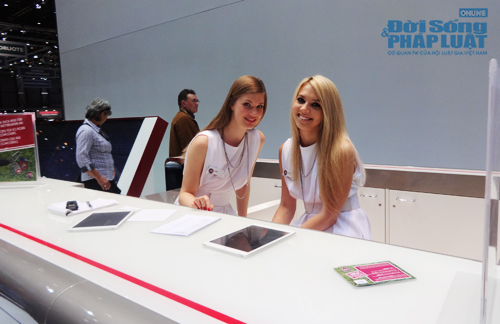 Chùm ảnh độc quyền: Bóng hồng tại triển lãm ô tô Geneva 2014