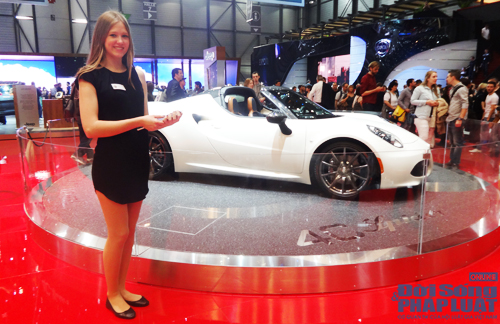 Chùm ảnh độc quyền: Bóng hồng tại triển lãm ô tô Geneva 2014