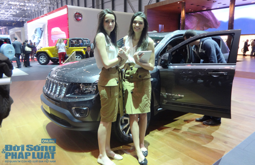 Chùm ảnh độc quyền: Bóng hồng tại triển lãm ô tô Geneva 2014