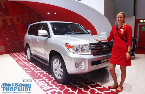 Chùm ảnh độc quyền: Bóng hồng tại triển lãm ô tô Geneva 2014