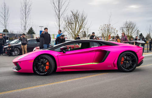 Siêu xe bò tót Lamborghini Aventador “đỏm” trong sắc hồng