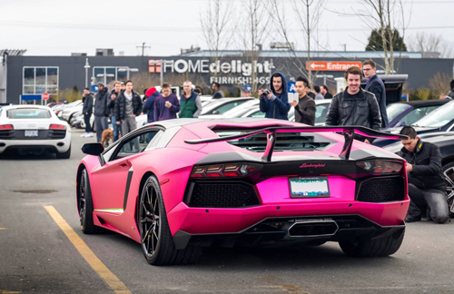 Siêu xe bò tót Lamborghini Aventador “đỏm” trong sắc hồng