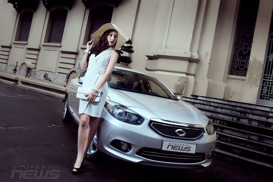 Cô nàng 9X Việt quyến rũ bên Samsung SM3 xứ kim chi