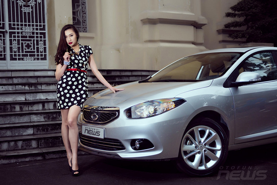 Cô nàng 9X Việt quyến rũ bên Samsung SM3 xứ kim chi