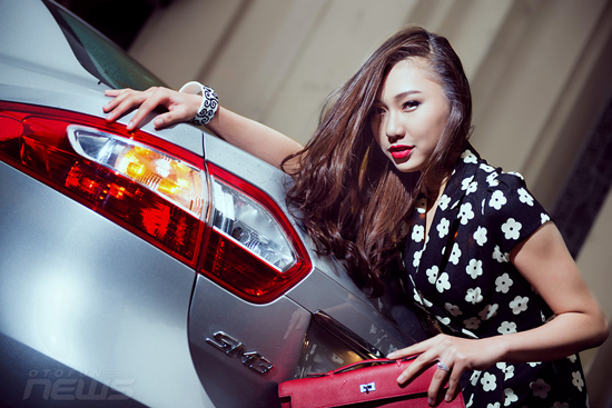 Cô nàng 9X Việt quyến rũ bên Samsung SM3 xứ kim chi