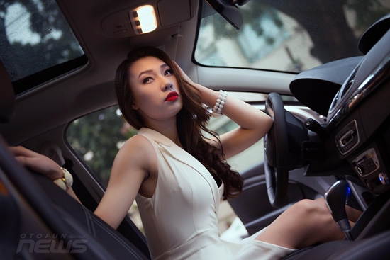 Cô nàng 9X Việt quyến rũ bên Samsung SM3 xứ kim chi