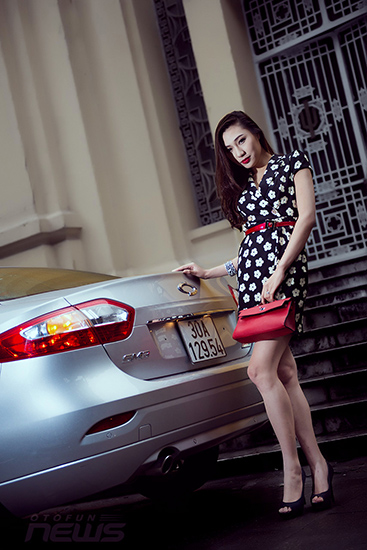 Cô nàng 9X Việt quyến rũ bên Samsung SM3 xứ kim chi