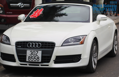 Rolls-Royce Phantom biển độc làm xe hoa trên phố Hà Nội